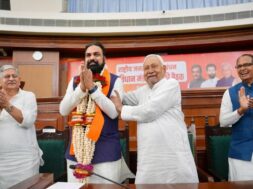 सम्राट चौधरी को बधाई देते नीतीश कुमार