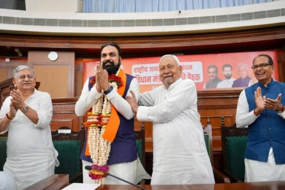 सम्राट चौधरी को बधाई देते नीतीश कुमार