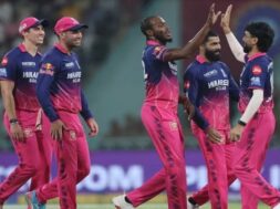 साथी खिलाड़ियों के साथ जश्न मनाते जोफ्रा आर्चर