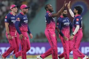 साथी खिलाड़ियों के साथ जश्न मनाते जोफ्रा आर्चर