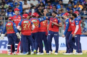 साथी खिलाड़ियों संग खुशियां बांटते अर्शदीप