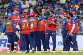 साथी खिलाड़ियों संग खुशियां बांटते अर्शदीप