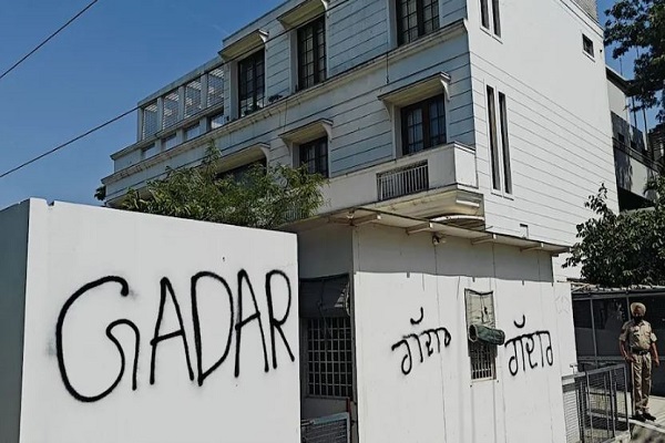 AAP कार्यकर्ता सड़कों पर उतरे, हरभजन सिंह के घर पर बवाल, दीवार पर लिखा ‘पंजाब का गद्दार’