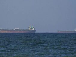 होर्मुज में कार्गो जहाज