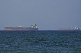 होर्मुज में कार्गो जहाज