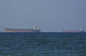 होर्मुज में कार्गो जहाज