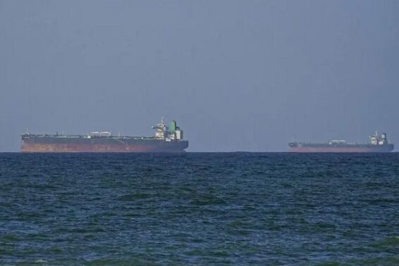 होर्मुज में कार्गो जहाज