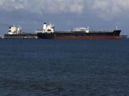 होर्मुज में तेल टैंकरों पर गोलीबारी