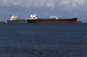 होर्मुज में तेल टैंकरों पर गोलीबारी