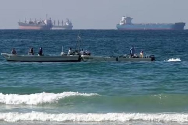 ट्रंप की धमकियां खारिज : होर्मुज स्ट्रेट में जहाजों से 2 मिलियन डॉलर वसूलेगा ईरान, हर दिन 10 टैंकरों को अनुमति