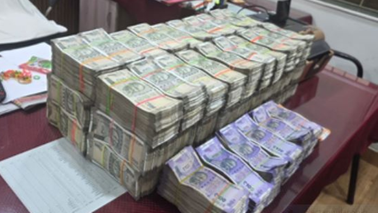 गुजरात के दाहोद में बड़ी कार्रवाई : पुलिस ने कार से बरामद की 2.56 करोड़ की नकदी