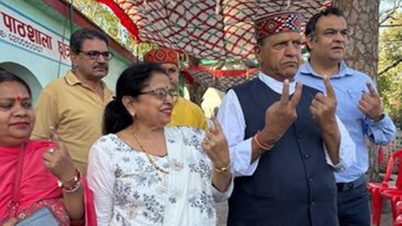 हिमाचल निकाय चुनाव : सीएम सुक्खू बोले- ‘ये शहर के भविष्य को संवारने का अवसर’, नाहन में राजीव बिंदल ने डाला वोट