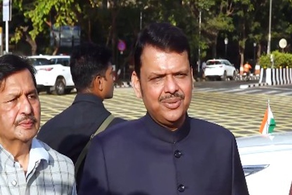 महाराष्ट्र दिवस के मौके पर बोले सीएम फडणवीस- मुंबई में रहते हैं तो मराठी सीखें, लेकिन भाषा के नाम पर हिंसा नहीं