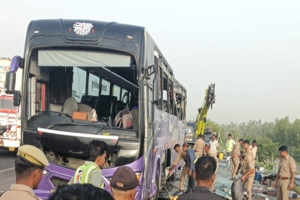 लखनऊ-आगरा एक्सप्रेसवे पर भीषण हादसा : बिहार के पुलिसकर्मी और कैदी समेत 6 लोगों की मौत, 15 घायल, हादसे पर सीएम योगी ने जताया खेद