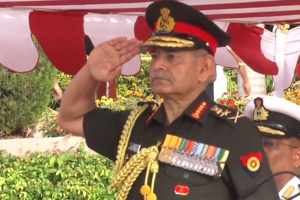 पासिंग आउट परेड : सेना प्रमुख ने ‘सेवा परमो धर्मः’ का दिया संदेश, कहा- ‘NDA में जो शुरू होता है, वो जीवन भर साथ रहता है’