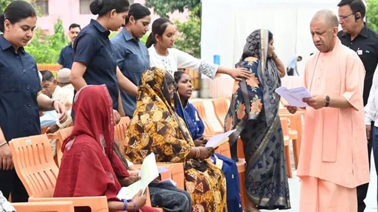 गोरखपुर : जनता दर्शन में उमड़ी फरियादियों की भीड़, सीएम योगी बोले- सबकी समस्या का होगा समाधान