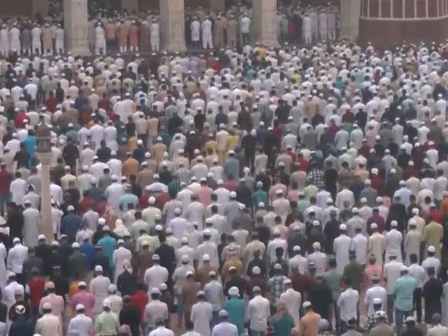 Eid Al Adha : दिल्ली के मस्जिदों और ईदगाहों में नमाजियों ने अदा की नमाज, चप्पे-चप्पे पर तैनात रहे सुरक्षाकर्मी