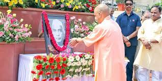 पुण्यतिथि : सीएम योगी ने पूर्व पीएम चौधरी चरण सिंह को दी श्रद्धांजलि, बताया- किसानों का मसीहा