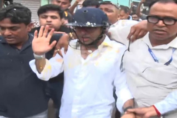 पश्चिम बंगाल : सोनारपुर में TMC सांसद अभिषेक बनर्जी पर पत्थर, अंडे और जूते फेंके गए, शर्ट फाड़ी, ‘चोर-चोर’ के नारे लगाए..