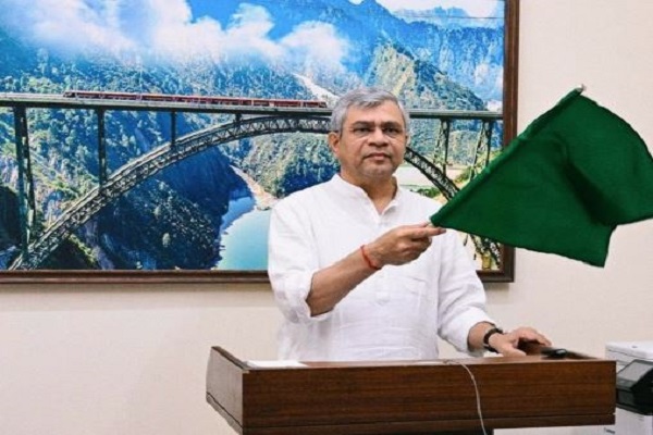 अश्विनी वैष्णव ने बेंगलुरु-मुंबई एक्सप्रेस ट्रेन को दिखाई हरी झंडी, बोले- वंदे भारत स्लीपर सेवा जल्द शुरू होगी