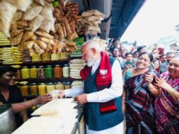 झालमुड़ी का स्वाद लेते पीएम मोदी