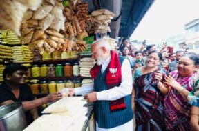 झालमुड़ी का स्वाद लेते पीएम मोदी