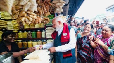 झालमुड़ी का स्वाद लेते पीएम मोदी