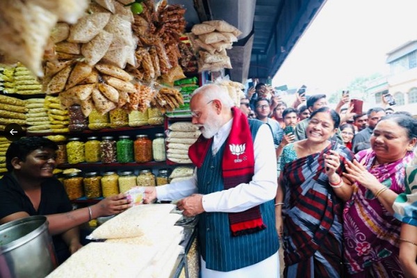 बंगाल चुनाव के दौरान पीएम मोदी को झालमुड़ी बेचने वाले शख्स को पाकिस्तान व बांग्लादेश से मिल रहीं धमकियां