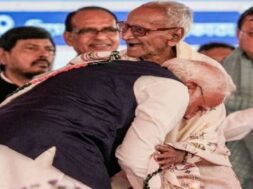 पीएम मोदी ने माखनलाल के पैर छूए