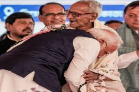 पीएम मोदी ने माखनलाल के पैर छूए