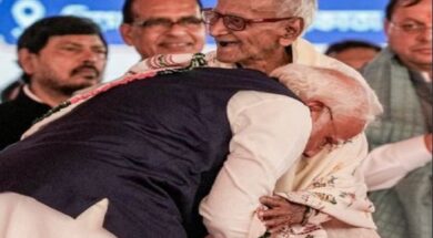 पीएम मोदी ने माखनलाल के पैर छूए