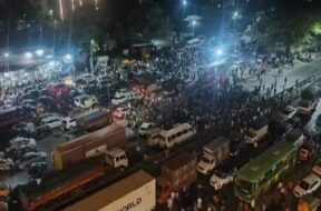 पुणे में 4 घंटे तक हाईवे जाम