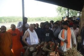 प्रतीक का अंतिम संस्कार