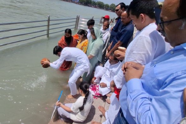 प्रतीक यादव की अस्थियां गंगा में विसर्जित, अपर्णा यादव और दोनों बेटियों के साथ स्वामी रामदेव भी रहे मौजूद