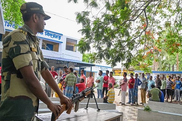 पश्चिम बंगाल में 15 बूथों पर शनिवार को पुनर्मतदान, धांधली की शिकायतों के बाद EC का फैसला