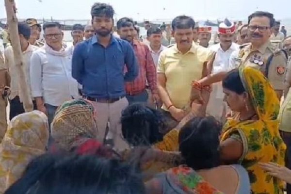 यूपी : बलिया में गंगा स्नान के दौरान 6 डूबे, दो बहनों समेत चार की मौत, नाविकों ने दो लोगों को बचाया