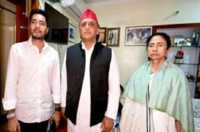 ममता व अभिषेक के साथ अखिलेश