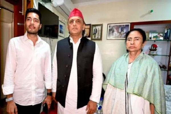 सपा प्रमुख अखिलेश यादव ने कोलकाता में ममता बनर्जी से की मुलाकात, बोले- ‘दीदी, आप हारी नहीं’
