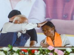 रत्ना देबनाथ को आशीर्वाद देते पीएम मोदी