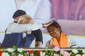 रत्ना देबनाथ को आशीर्वाद देते पीएम मोदी