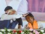 रत्ना देबनाथ को आशीर्वाद देते पीएम मोदी