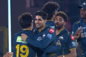 राशिद को गले लगाते गिल