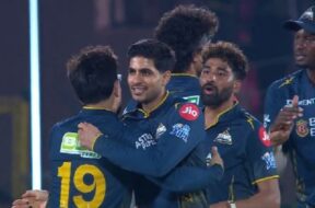 राशिद को गले लगाते गिल