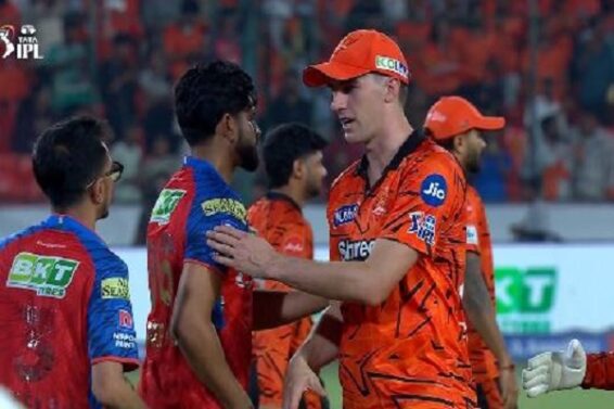 श्रेयस से हाथ मिलाते पैट कमिंस