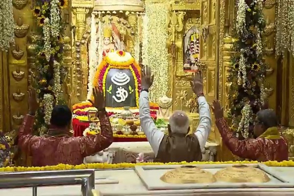 ‘सोमनाथ अमृत महोत्सव’ में शामिल हुए पीएम मोदी, धार्मिक समारोह से पहले रोड शो में भव्य स्वागत