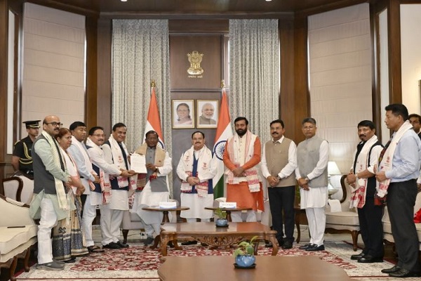 असम : हिमंत बिस्वा सरमा ने राज्यपाल लक्ष्मण आचार्य से मुलाकात कर पेश किया सरकार बनाने का दावा