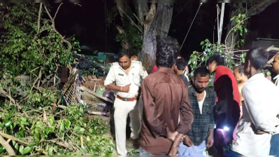 बिहार के सीतामढ़ी में बड़ा हादसा: आंधी के दौरान कच्चे मकान पर गिरा पीपल का पेड़, एक परिवार के पांच लोगों की मौत