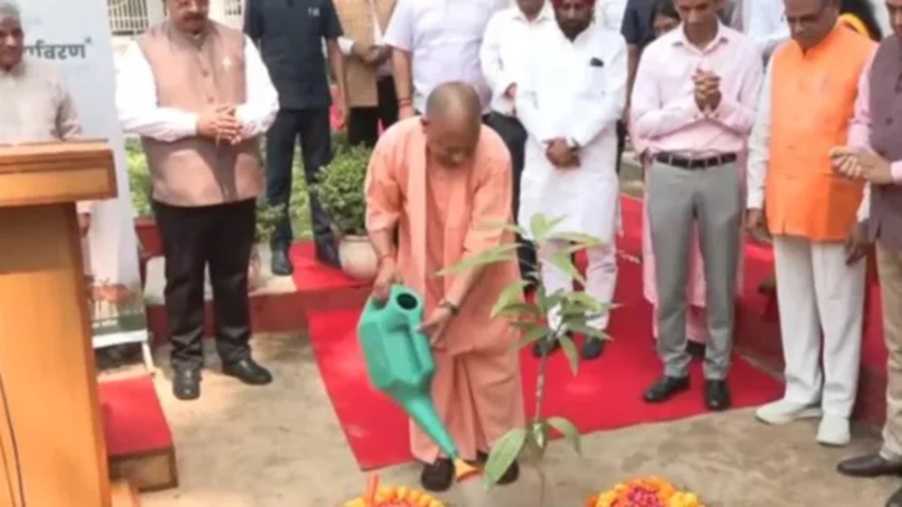 विश्व पर्यावरण दिवस पर सीएम योगी ने लगाया आम का पौधा, ‘एक पेड़ मां के नाम’ से दिया हरित संदेश