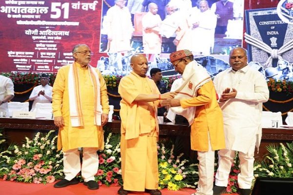 सीएम योगी की घोषणा : लोकतंत्र सेनानियों’ को प्रतिवर्ष 5 लाख रुपये की कैशलेस स्वास्थ्य सुविधा जल्द
