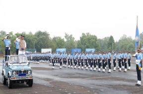 कैडेटों की परेड की सलामी लेते राजनाथ सिंह